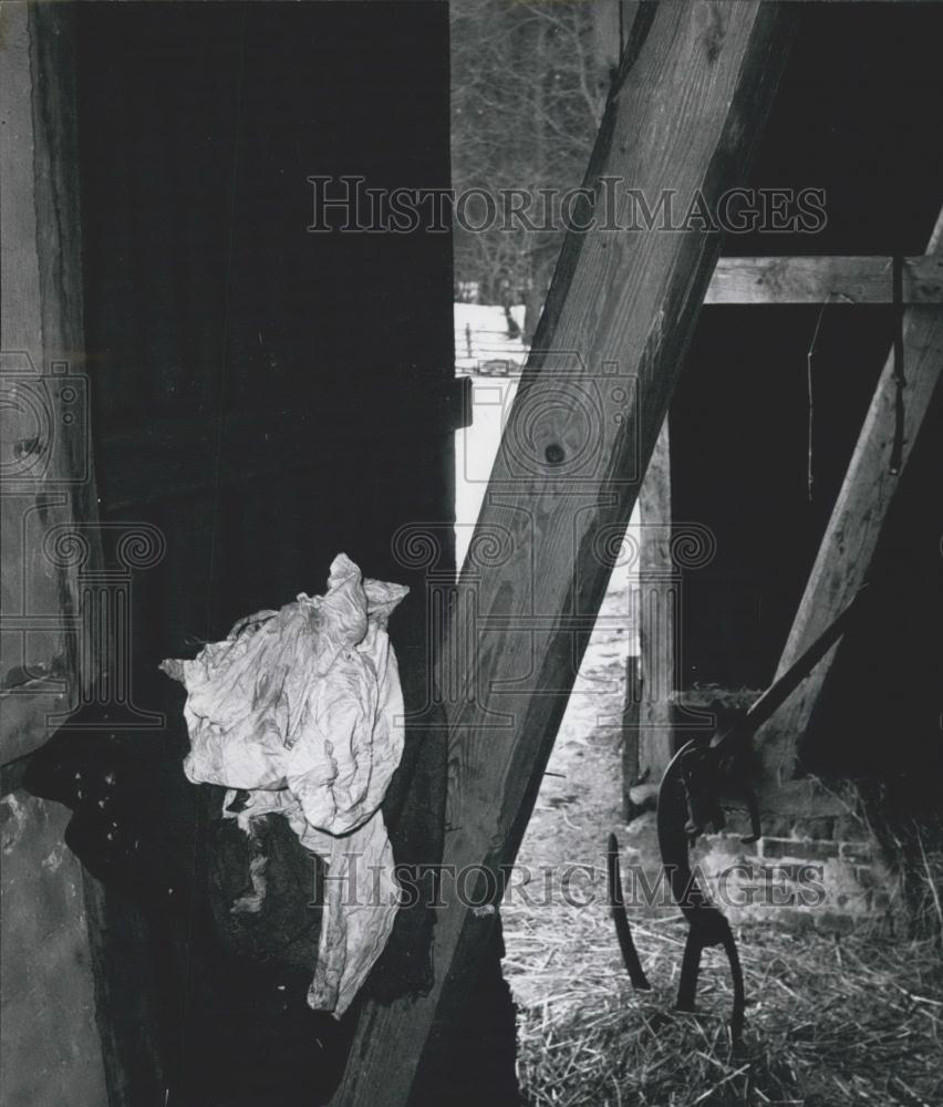 Press Photo Woods Man Clothes Found Left In Barn - Historic Images