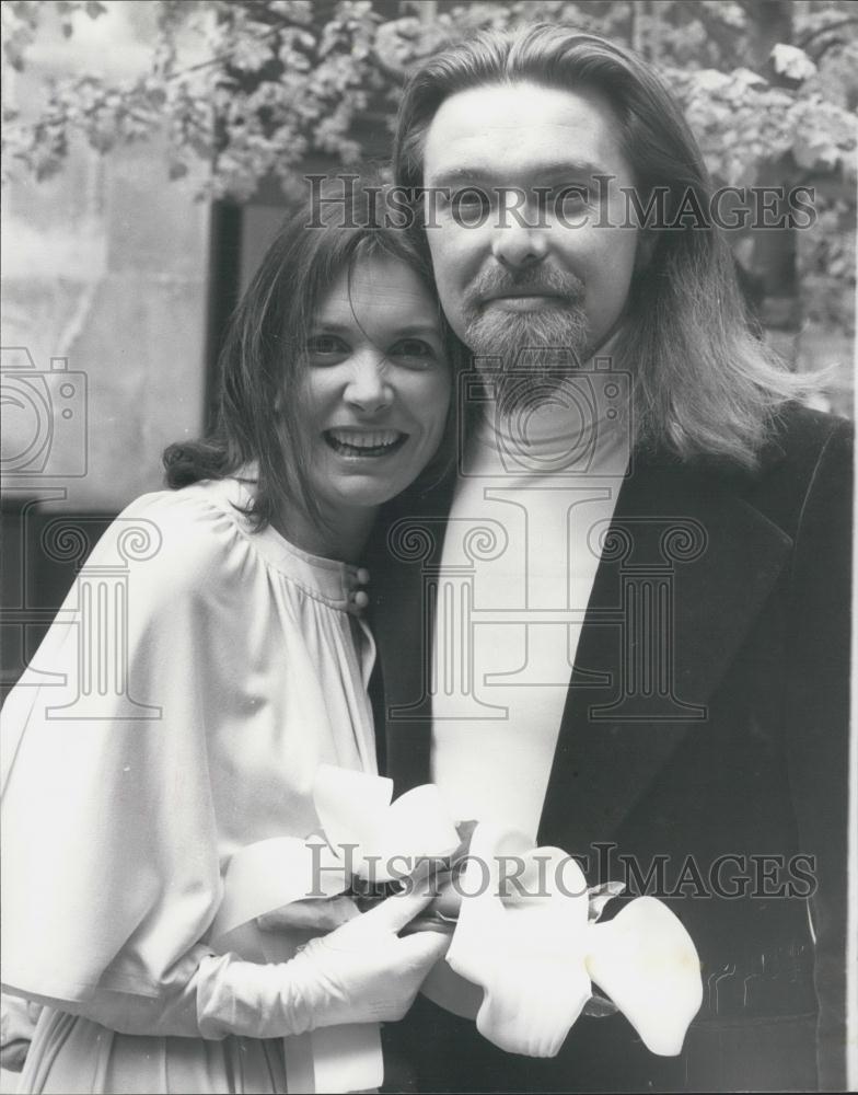 1975 Press Photo Late Night Line-Up Girl Joan Blackwell Marrying Jack Emery - Historic Images