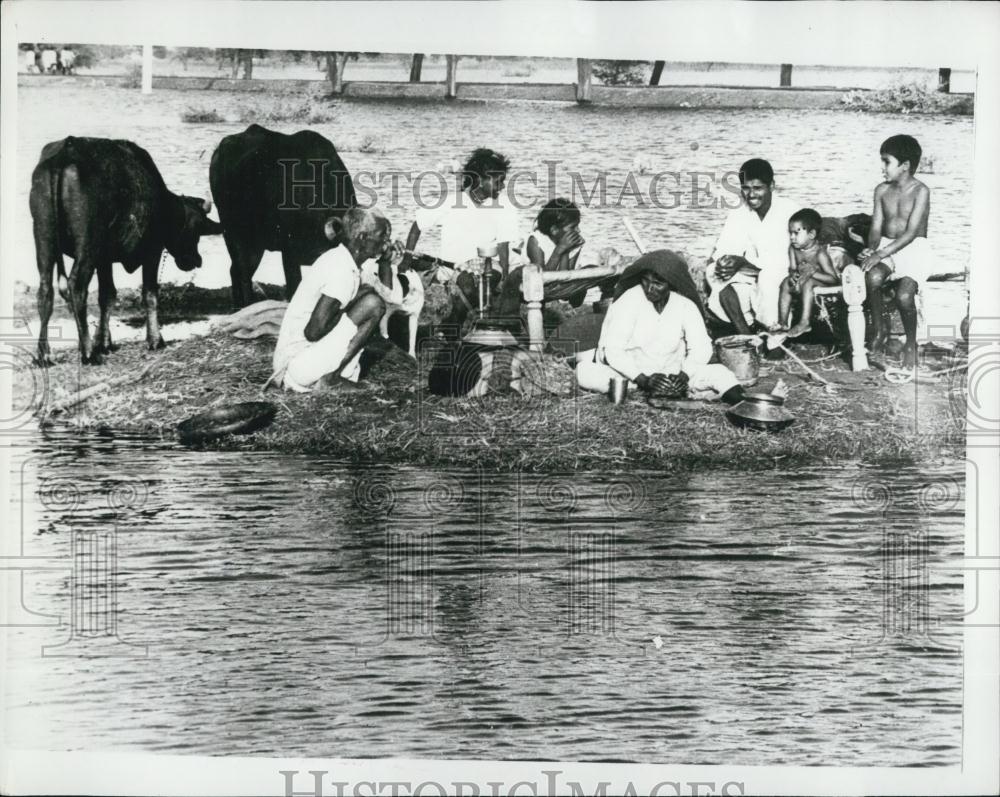 1964 Press Photo villagers from Bakeli seek refuge on higher ground after flood - Historic Images