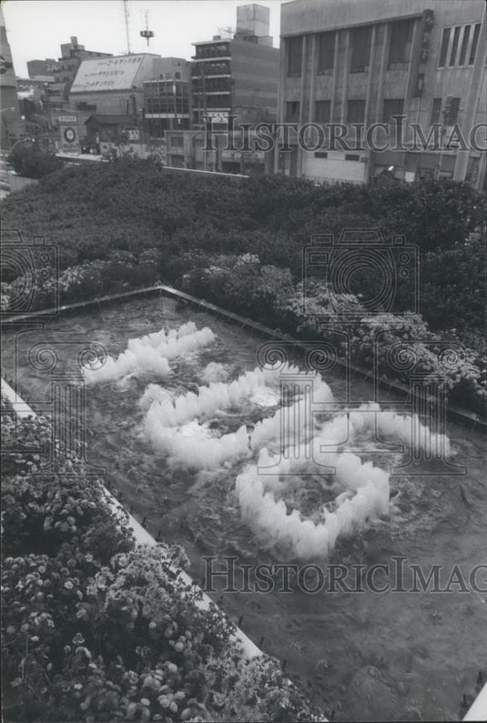 1970 Press Photo Tokyo Fountain Tells the Time Tokyo Hotel in Akasaka - Historic Images