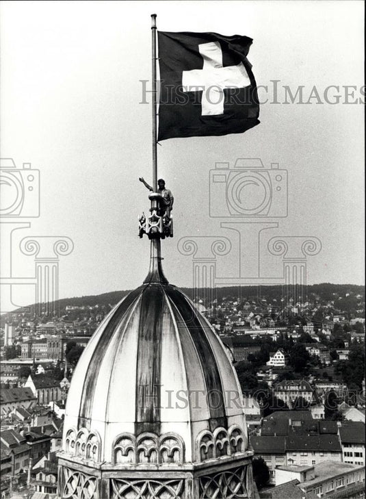 1978 Press Photo Swiss Flags on Zurich's Famous Main Church "Grossmunster" - Historic Images