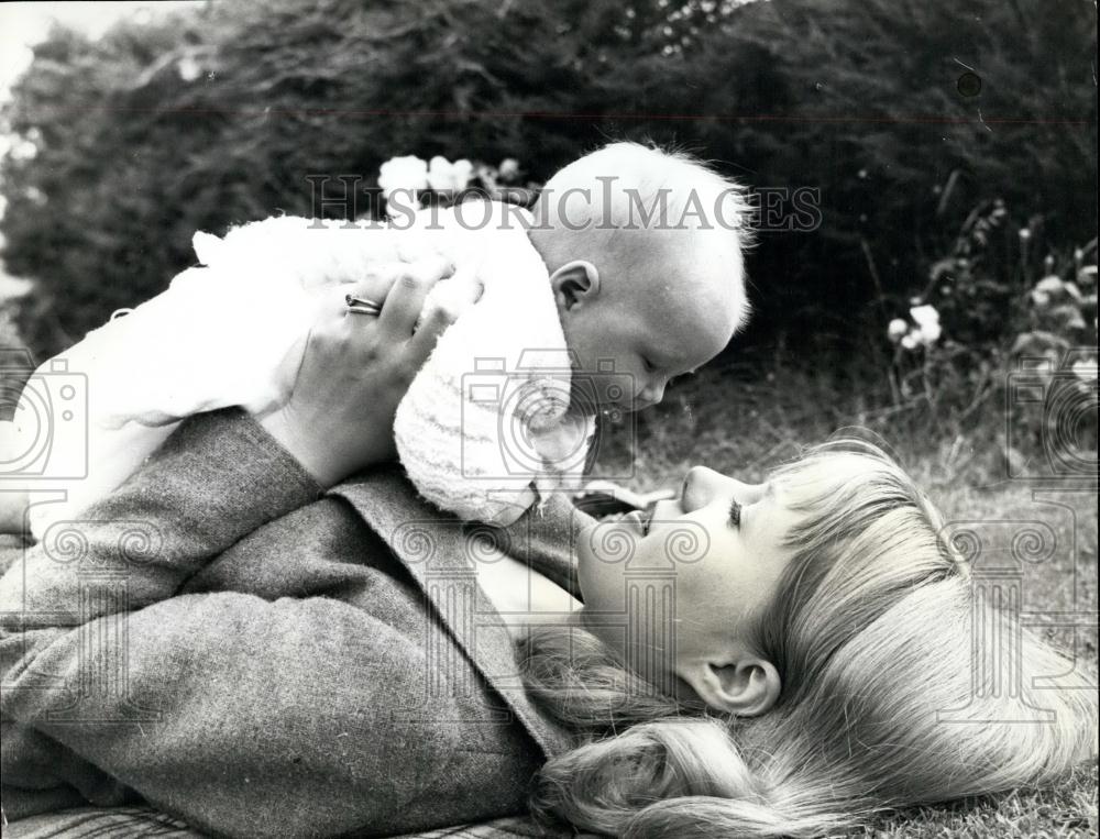 Press Photo Julie cares for baby Sarah - Historic Images