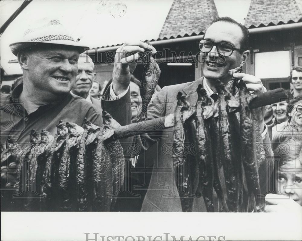 Press Photo French PM Jacques Chirac &amp; smoked herring in Copenhagen - Historic Images