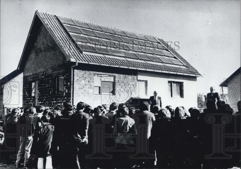 1980 Press Photo The first &quot;Solar&quot; village house in Yugoslavia - Historic Images