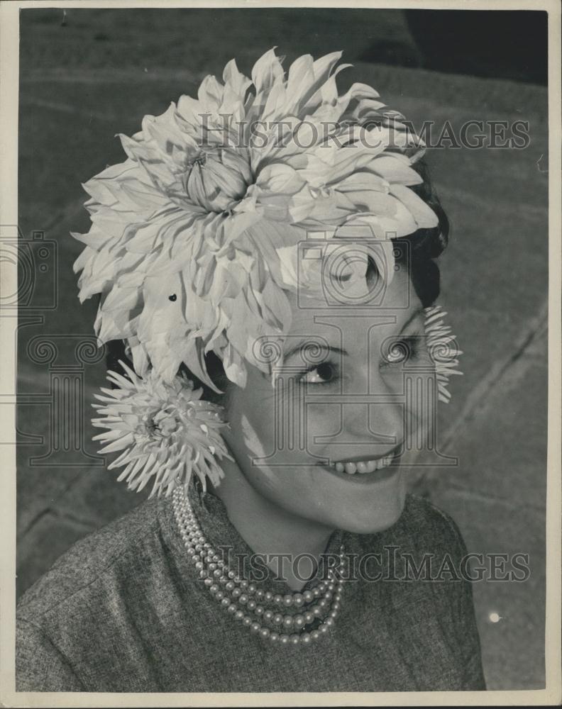 Press Photo Dee Gilpin Model Wears Huge Dahlia Hat Westminster Society - Historic Images