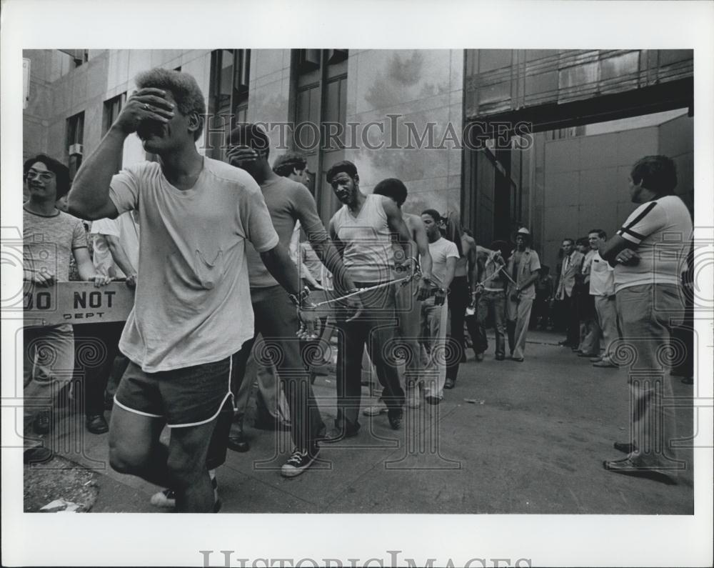 1977 Press Photo Arrested looters in NYC - Historic Images