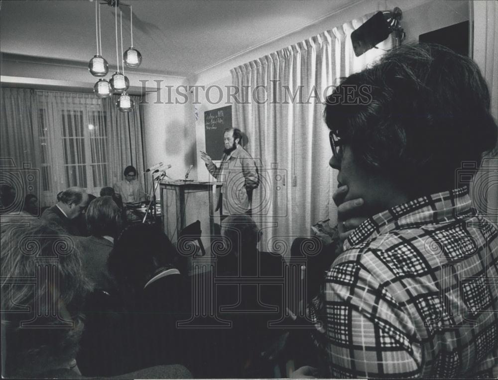 1974 Press Photo Alexander Solshenizyn presented at his home - Historic Images