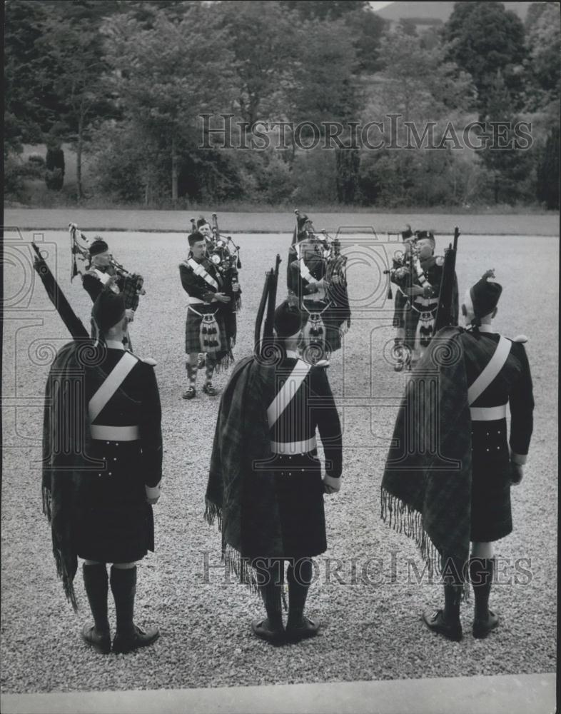 Press Photo Proud Pipers Of Atholl Highlands On Parade - Historic Images