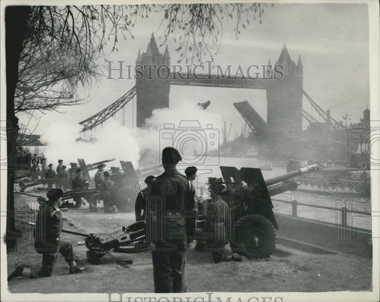 Press Photo Gun Salute at the Tower of London - Historic Images