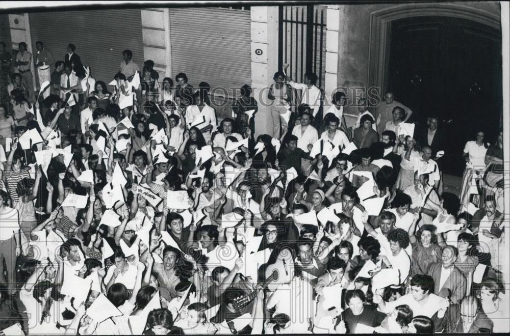 1979 Press Photo Cheers of Peronist symphatisers Argentine elections - Historic Images