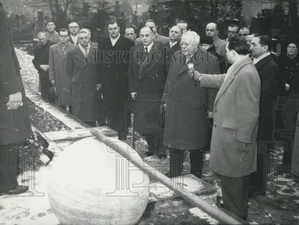 1957 Press Photo Newly Elected Government Leader Reinhold Maier Laying Wreath - Historic Images