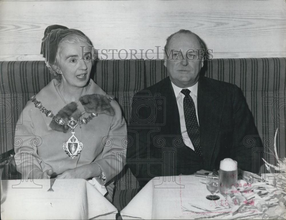 1964 Press Photo King Olav of Norway &amp;Mrs. J. Walford - Historic Images