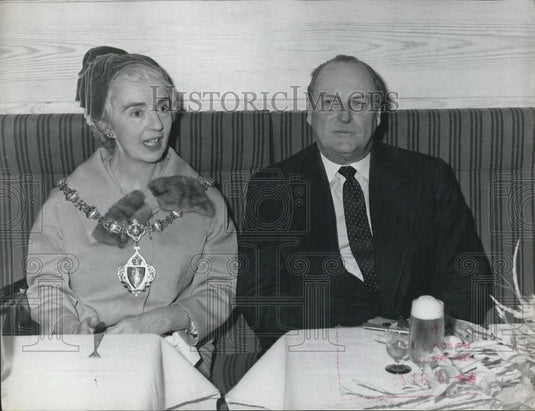 1964 Press Photo King Olav of Norway &Mrs. J. Walford - Historic Images