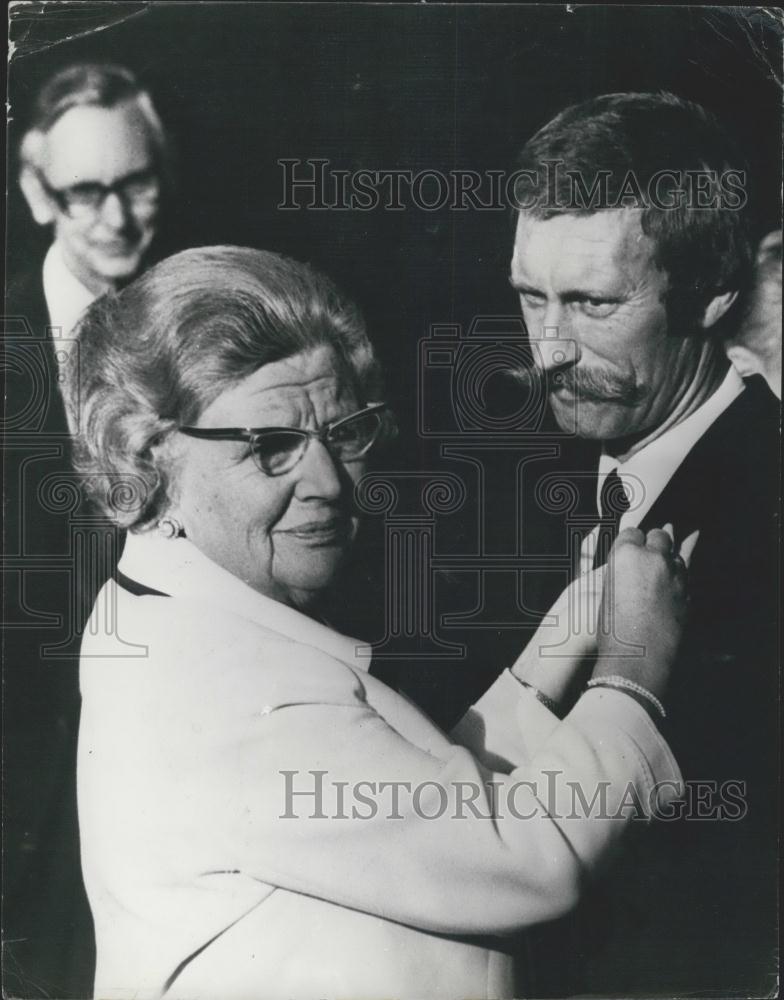 1974 Press Photo Commander Pim Sierks receives decoration from Queen Juliana. - Historic Images