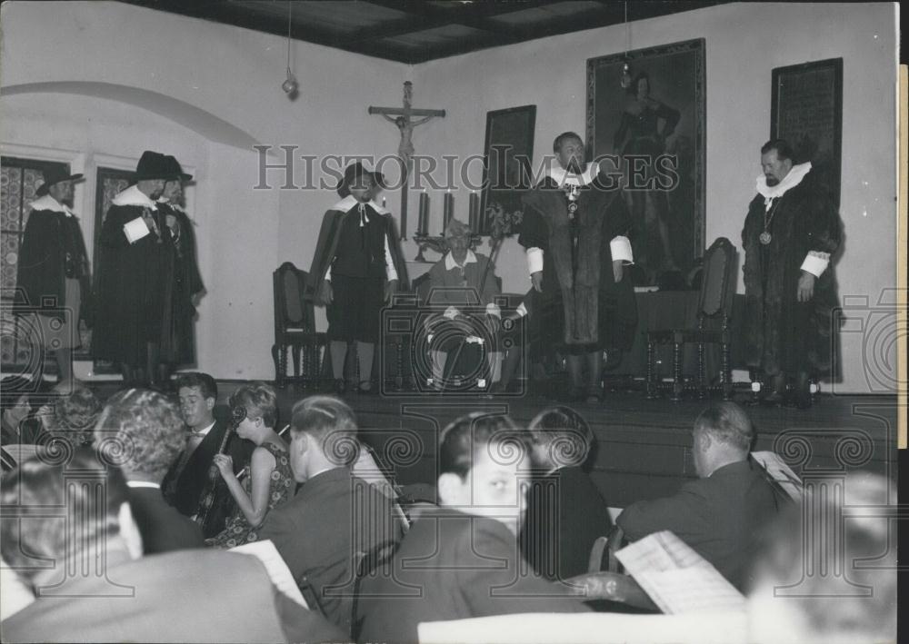 1960 Press Photo Kincerzeche festival In Dinkelsbuhl /Germany-play &quot;Kinderzeche&quot; - Historic Images