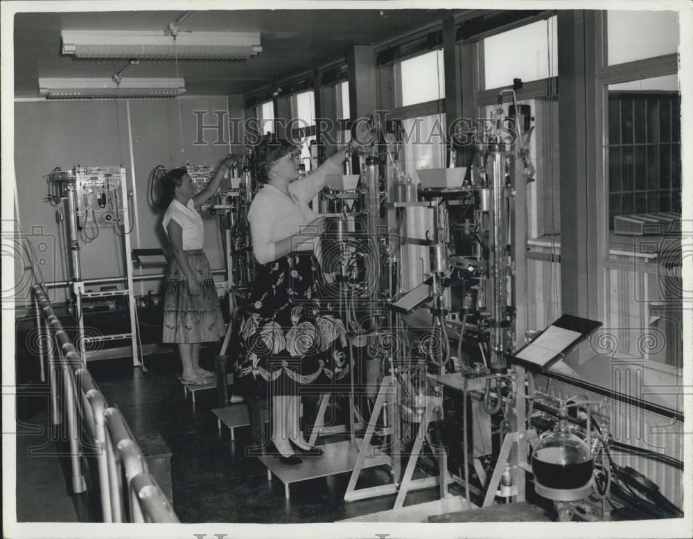 1959 Press Photo Ann Rogers And Dormen Griffiths Research Atmospheric Pollution - Historic Images