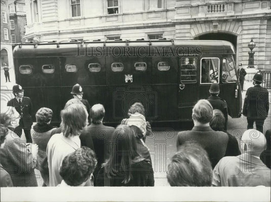 1973 Press Photo Spectators Watch Black Maria Leave Bow Street Court Bombing - Historic Images