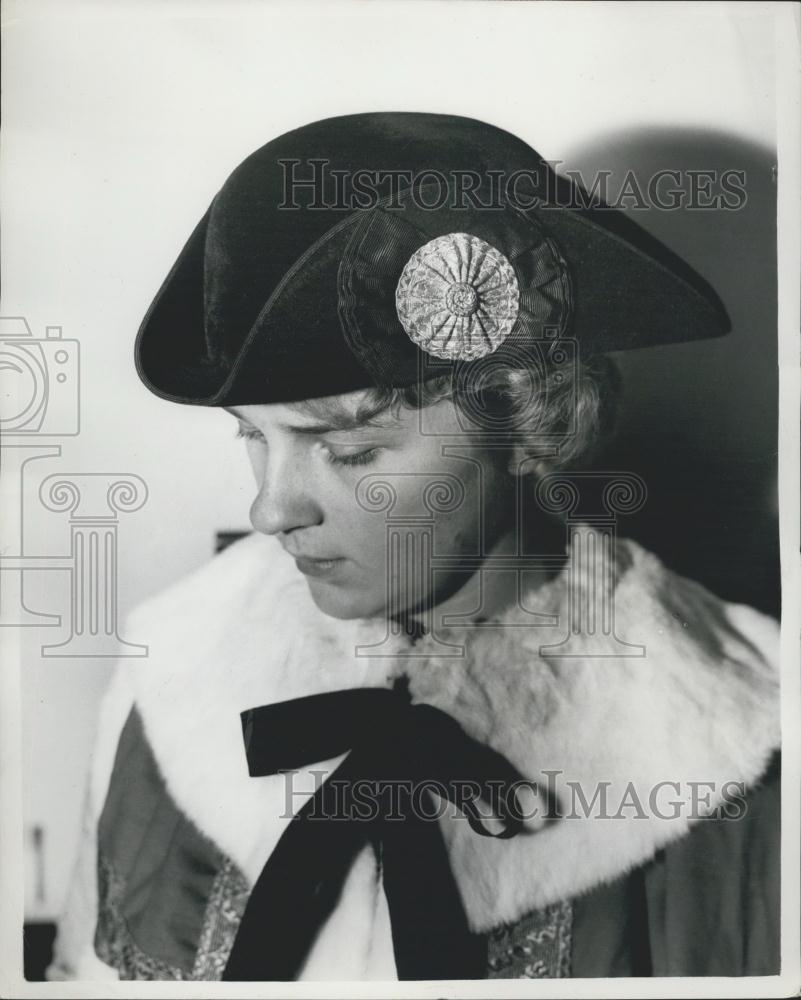 Press Photo Velour Tricorne hat - Historic Images