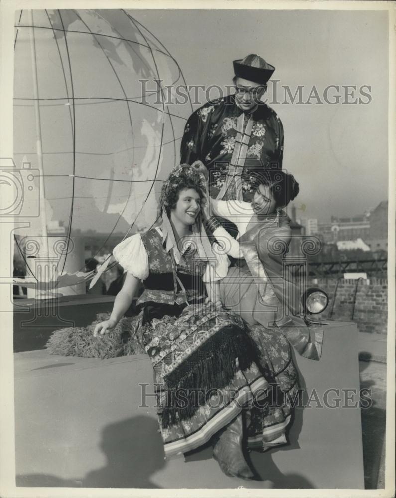 1957 Press Photo Jamila Chohan Wendy Gould Lord Mayor&#39;s show day - Historic Images