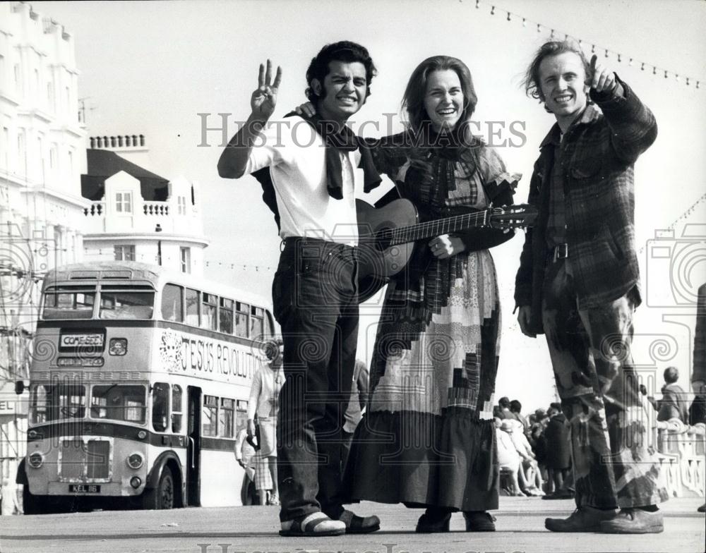 Press Photo Brother Abraham &amp; converts of the Jesus Revolution at Brighton. - Historic Images