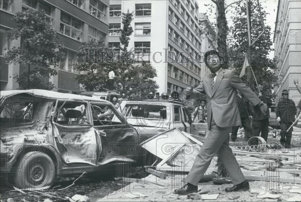 1974 Press Photo Bomb Explosion Damage Outside Mitsubishi Building Entrance - Historic Images
