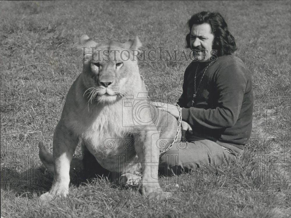 1971 Press Photo Pablo pictured with his faithful lioness - Historic Images