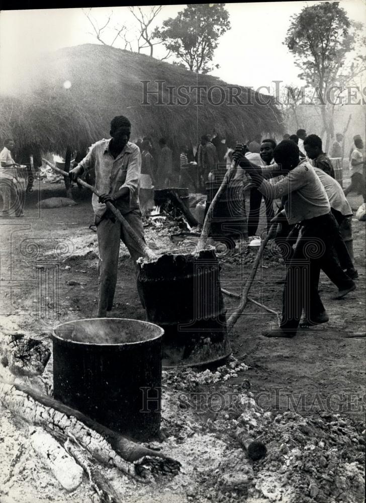 Press Photo Scene In Refugee Camp Near Mozambique Border - Historic Images