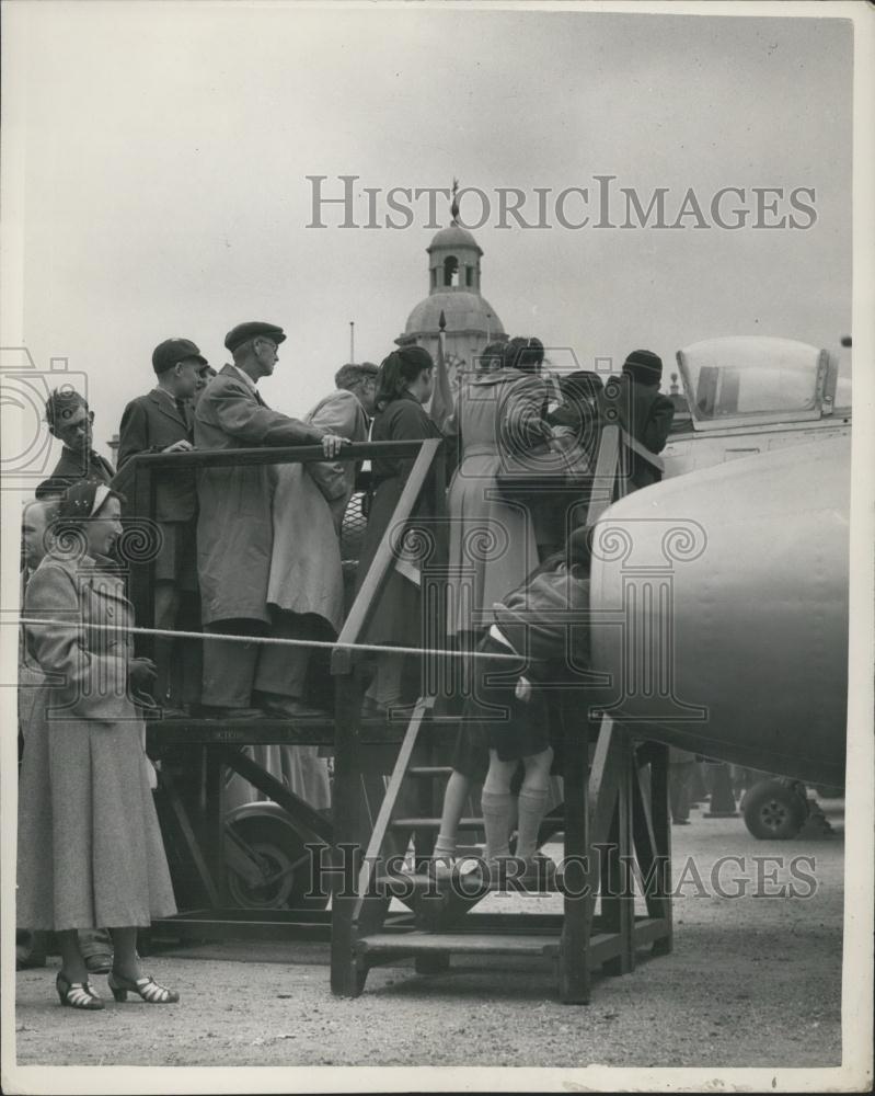 1952 Press Photo The Horse Guards Parade Meteor MkIV For Battle Of Britain Celeb - Historic Images