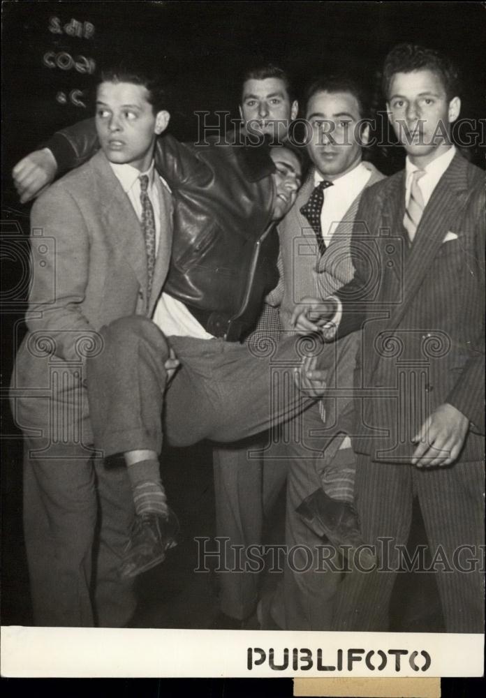 1953 Press Photo Injured Demonstrator Carried By Supporters Protest Electoral - Historic Images