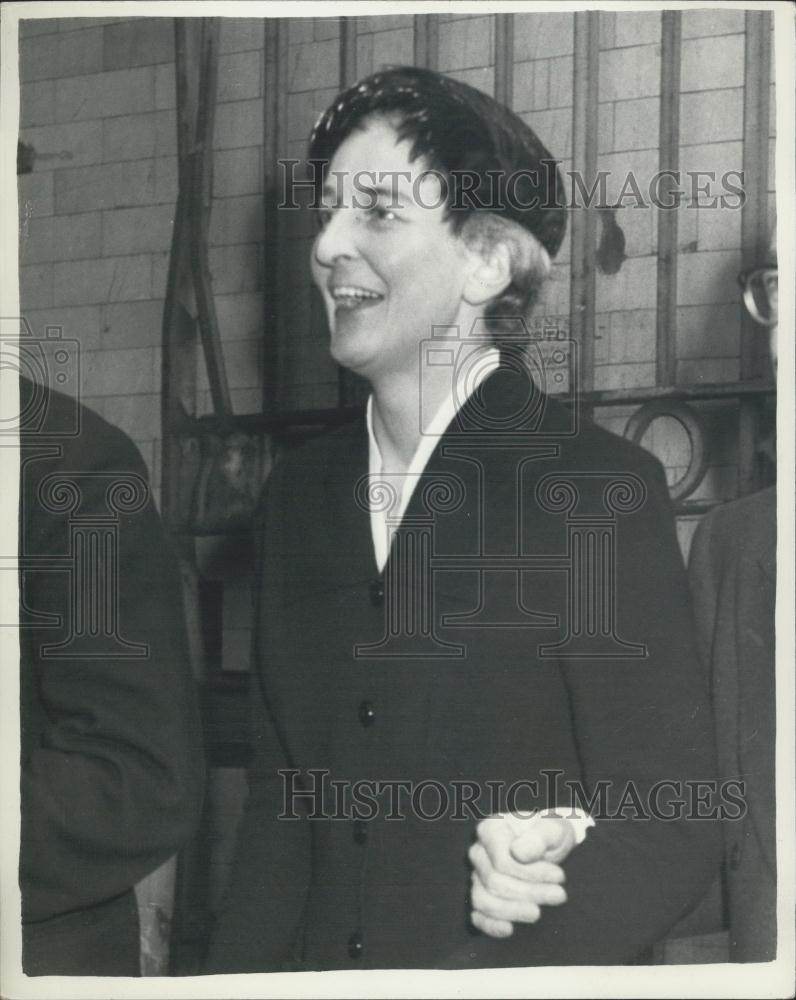 1959 Press Photo P. Mayger widow of the aircraft pilot - leaves for the lunch - Historic Images