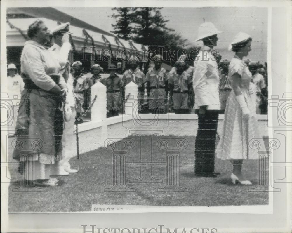 1953 Press Photo Queen Elizabeth Arrives In Tonga - Historic Images