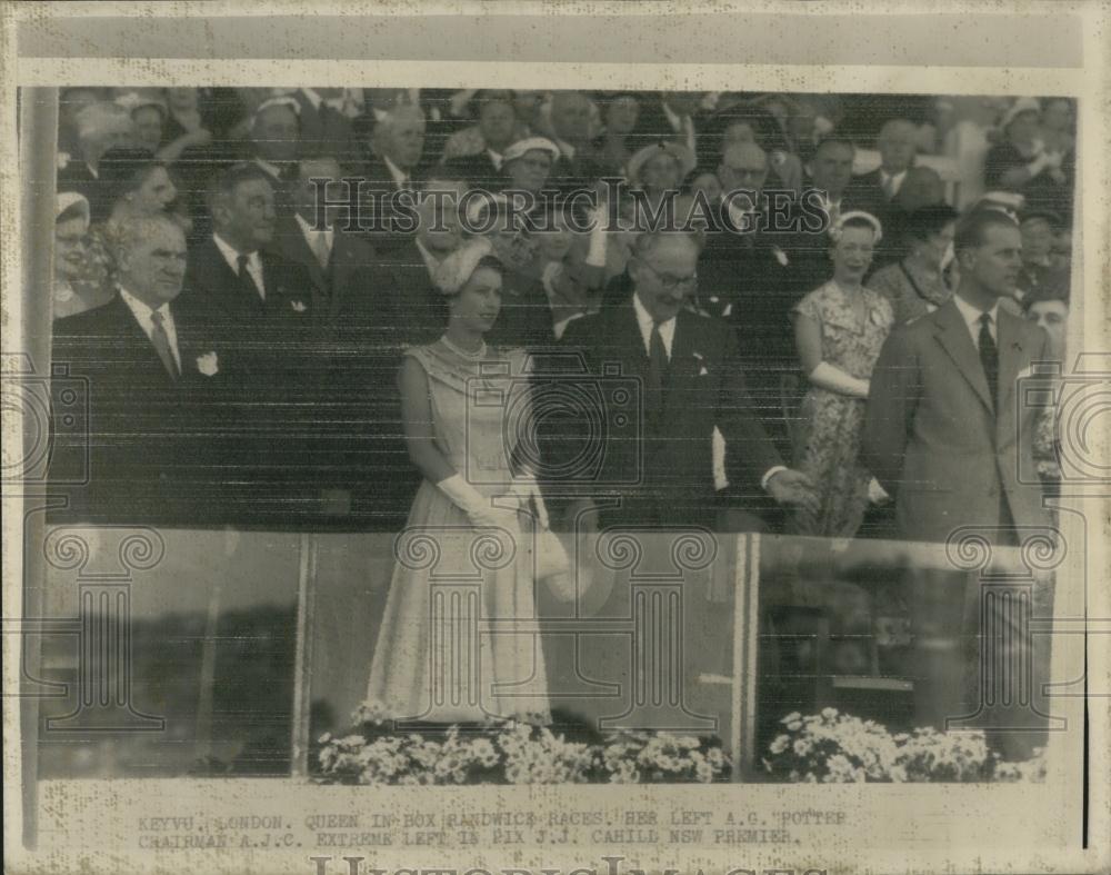 1954 Press Photo Crowds Again Hold Up The Queen In Sydney - Historic Images