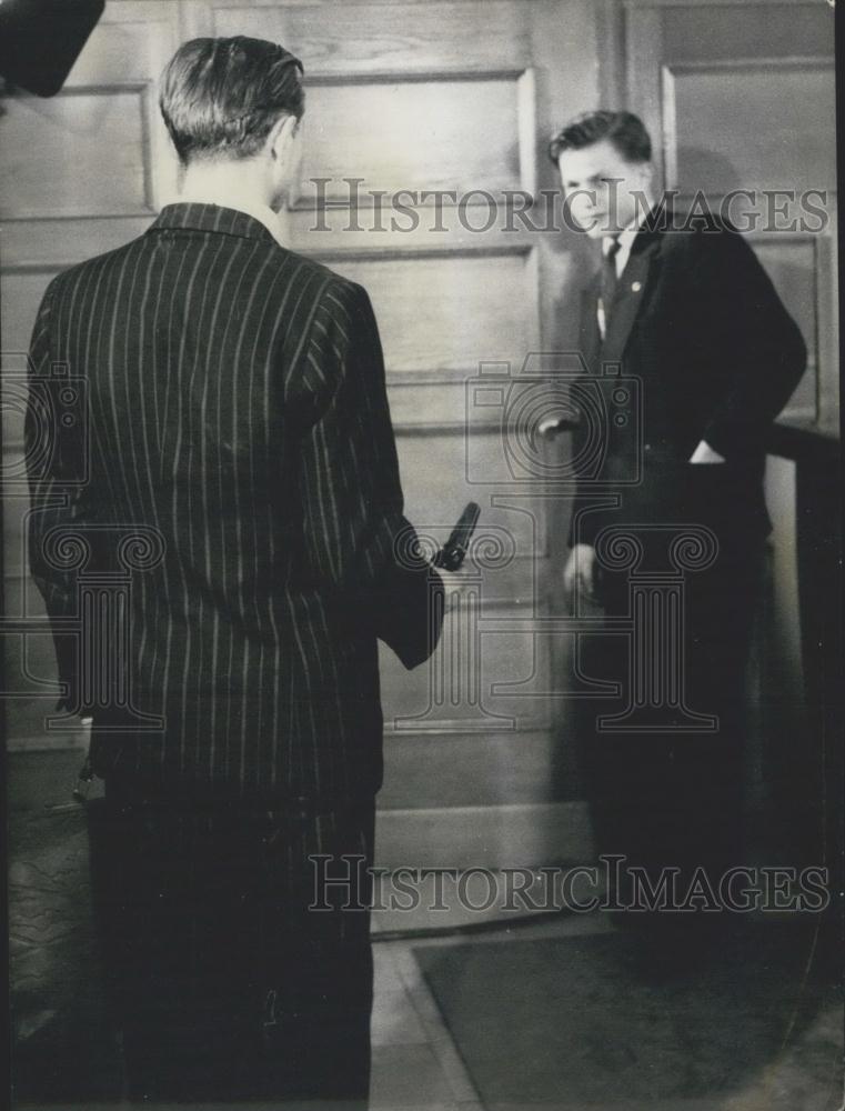 1957 Press Photo A bank robbery being re-enacted - Historic Images