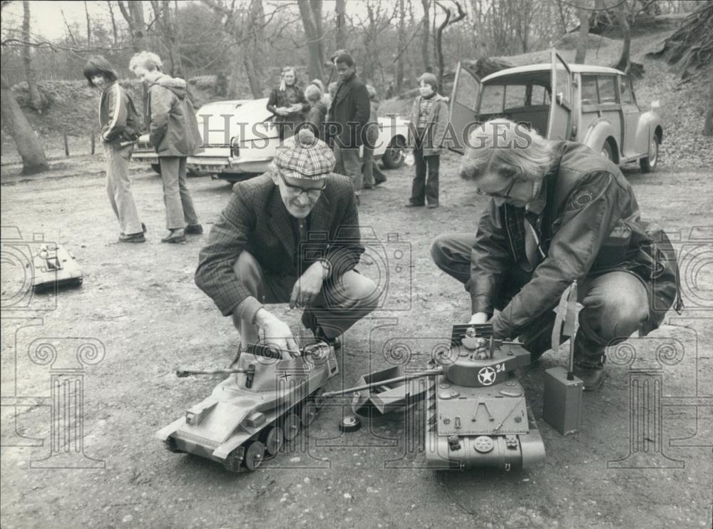 Press Photo Alfred and son Michael Burr prepare for a War Game,toy tanks - Historic Images