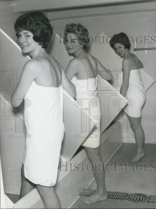 Press Photo Susan MacFadyen, Kim Large and Joyce Sixsmith Stepping into Steam - Historic Images