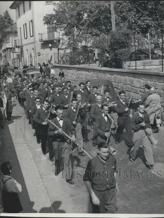 Press Photo Canterllo Town in Italy Has Asparagus Festival-Parade - Historic Images