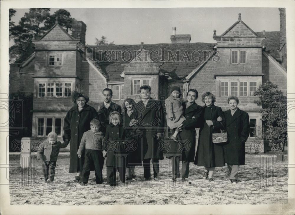 1958 Press Photo Hungarian Refugee Families - Historic Images