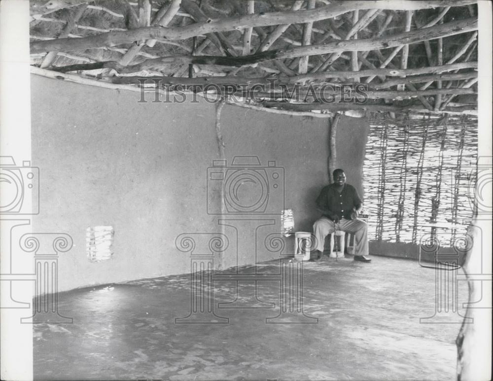 1965 Press Photo The Man who waits in a Waffle Hut - Historic Images