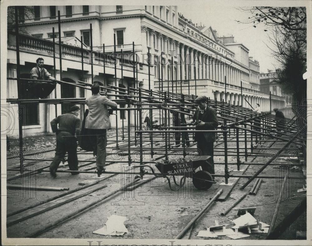 1952 Press Photo Coronation Stands Going Up In Mall - Historic Images
