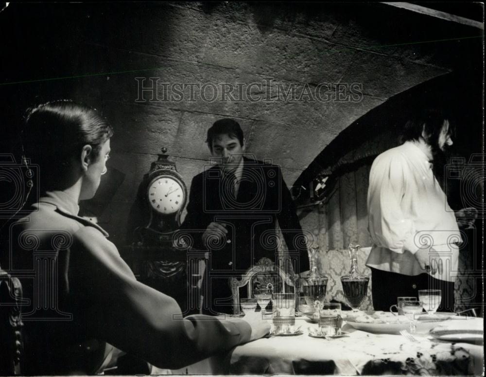 Press Photo producer Robert Hossein with actors Gert Frobe &amp; Peter McEnery - Historic Images