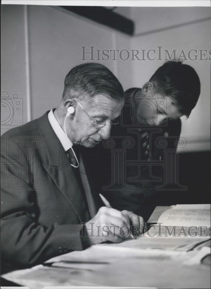 Press Photo Roger Whitbourn And Teacher - Historic Images