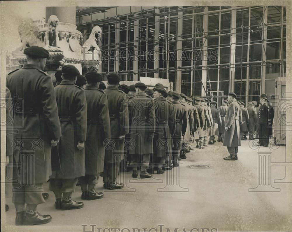 1953 Press Photo Troops Of The Royal Artillery And Guards Regiment Enter Abbey - Historic Images