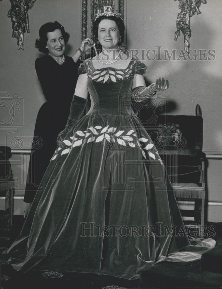 Press Photo Madame Tussaud&#39;s Figure Of Queen Elizabeth Paris House Mrs Allam - Historic Images