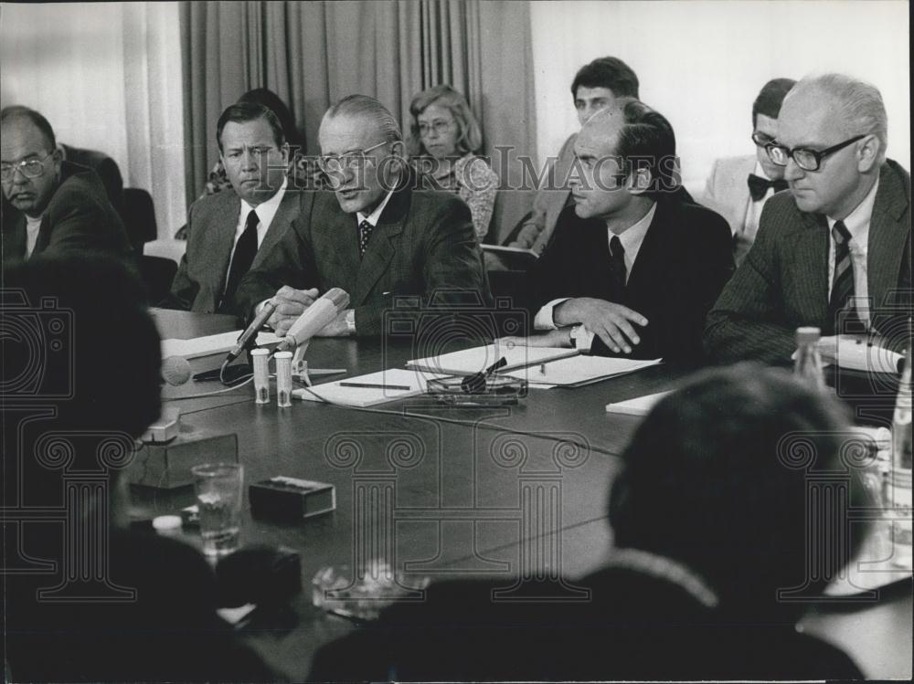 1976 Press Photo Hoffmann - La Roche - Press Conference on - Historic Images