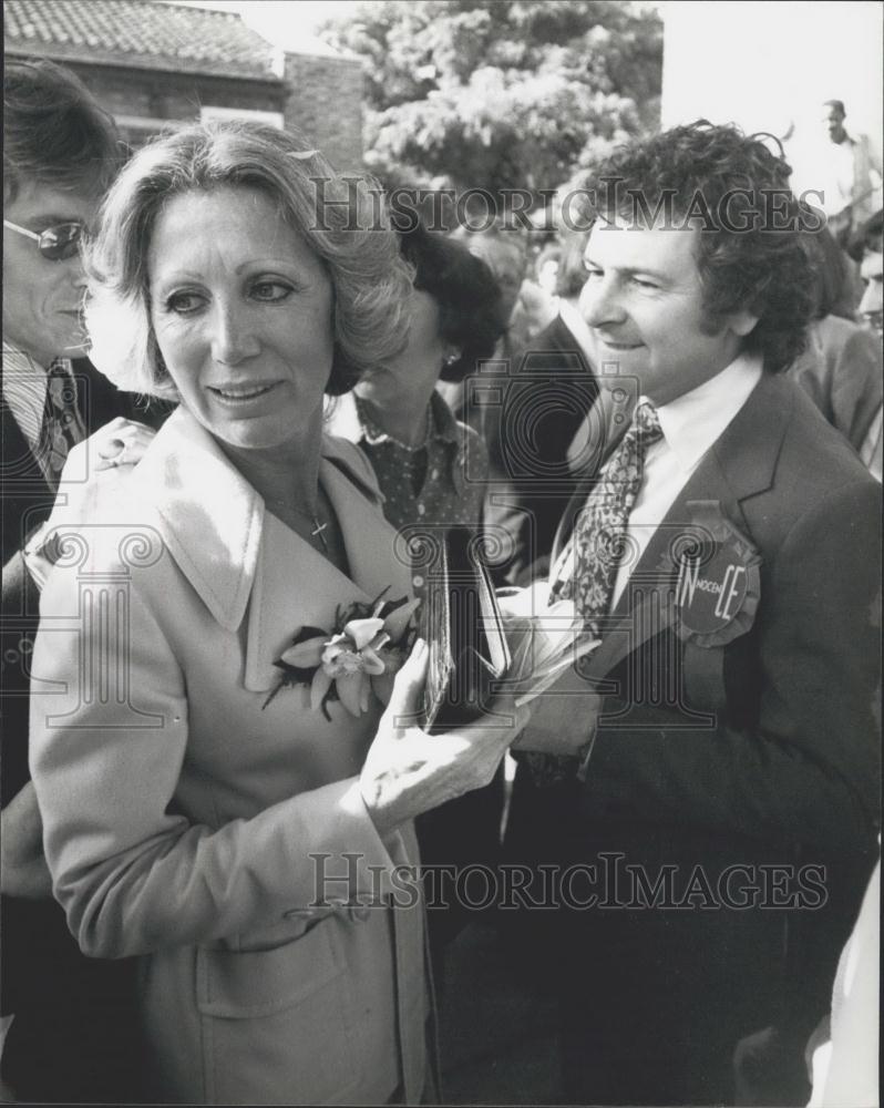 1977 Press Photo Dolly Gray & Barry How After Wedding Ceremony - Historic Images