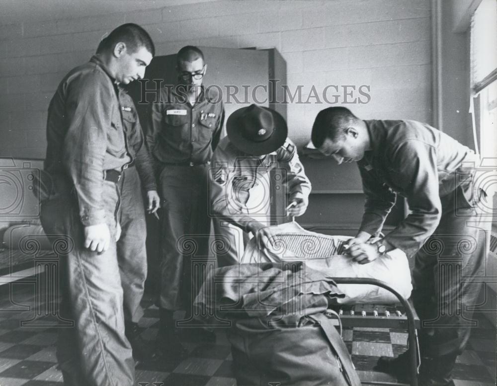 1965 Press Photo Drill Sargeant Shows Trainees How To Make Bed At Fort Dix - Historic Images