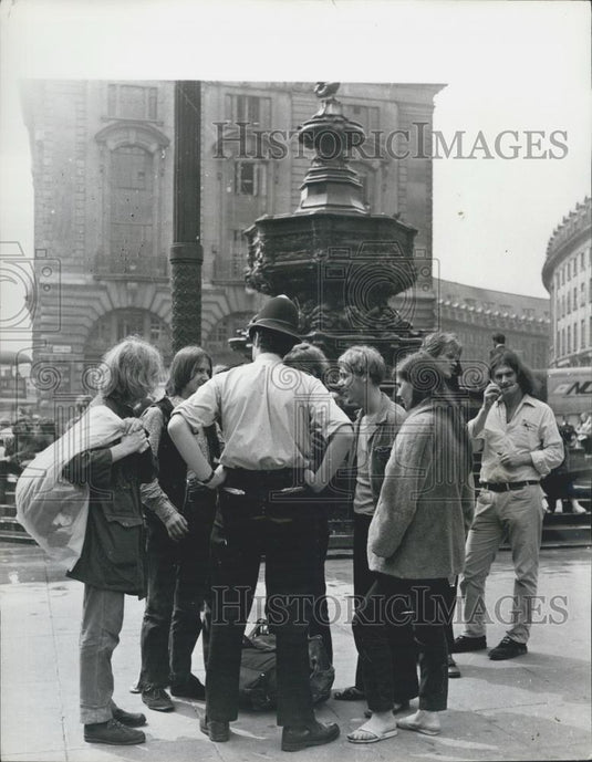 Press Photo Policeman Talks With Dropouts Piccadilly Circus - Historic Images