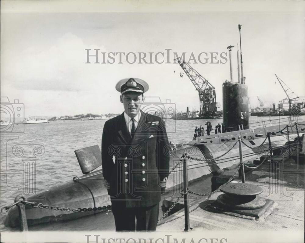 1963 Press Photo Nuclear Powered Submarine Dreadnought Comm. Barnaby Samborne - Historic Images