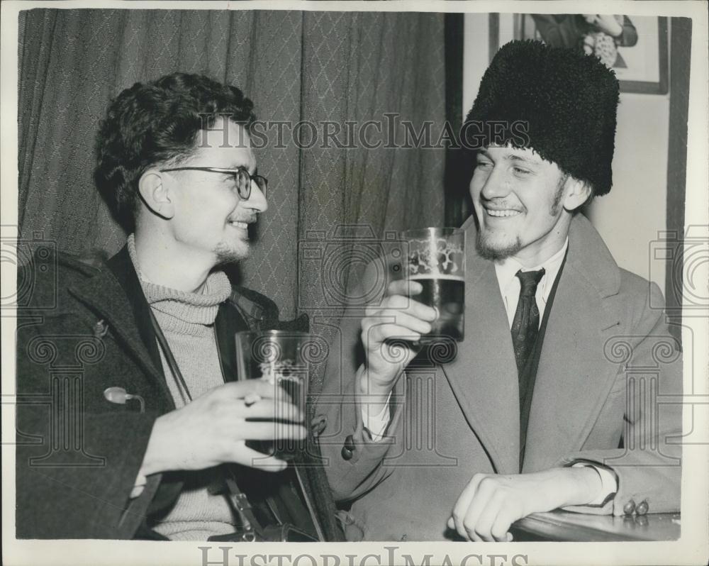 1957 Press Photo 4 British Students Go Home After 16 Day Hungarian Jail Sentence - Historic Images