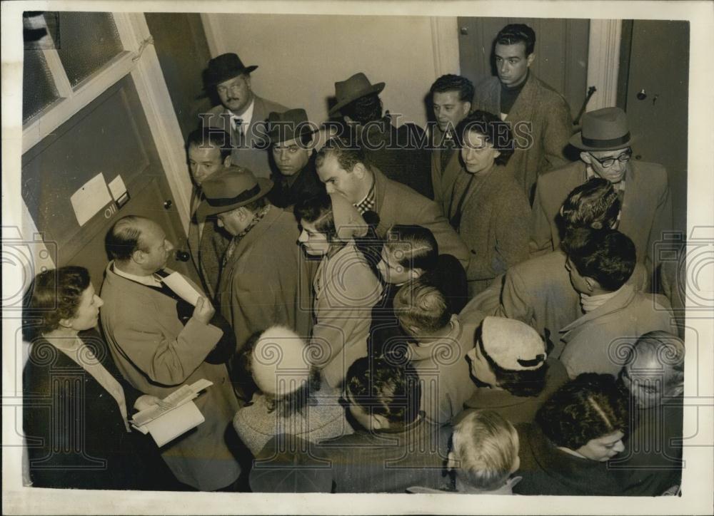 1957 Press Photo View Egyptian Refugees Waiting For Assistance Regent Park - Historic Images